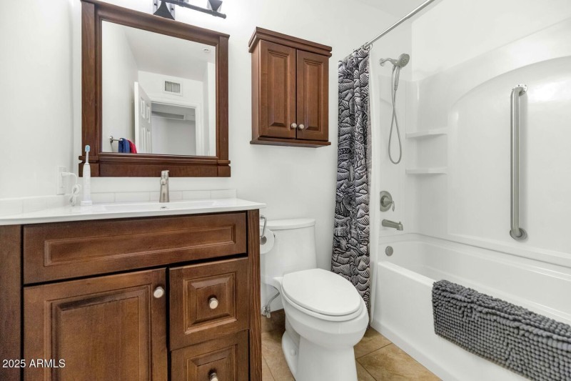 8140 E Mitchell Dr-large-021-027-8140 E