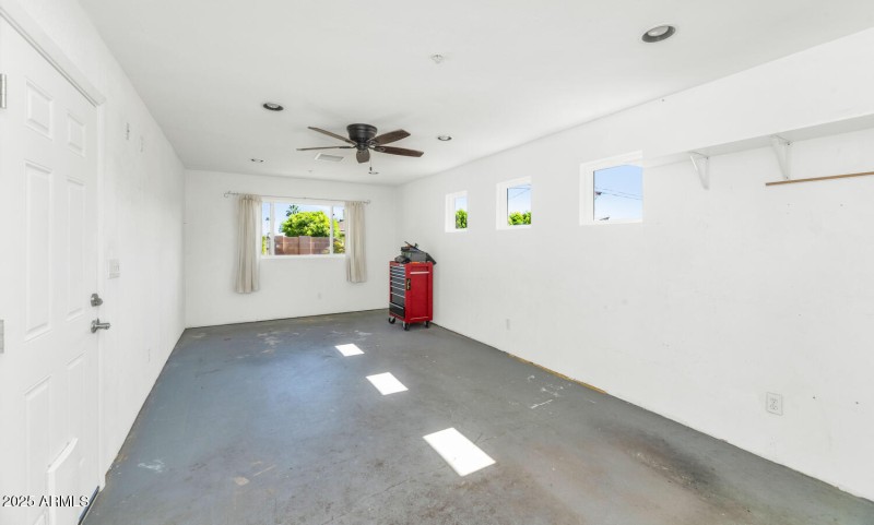 8140 E Mitchell Dr-large-022-021-8140 E