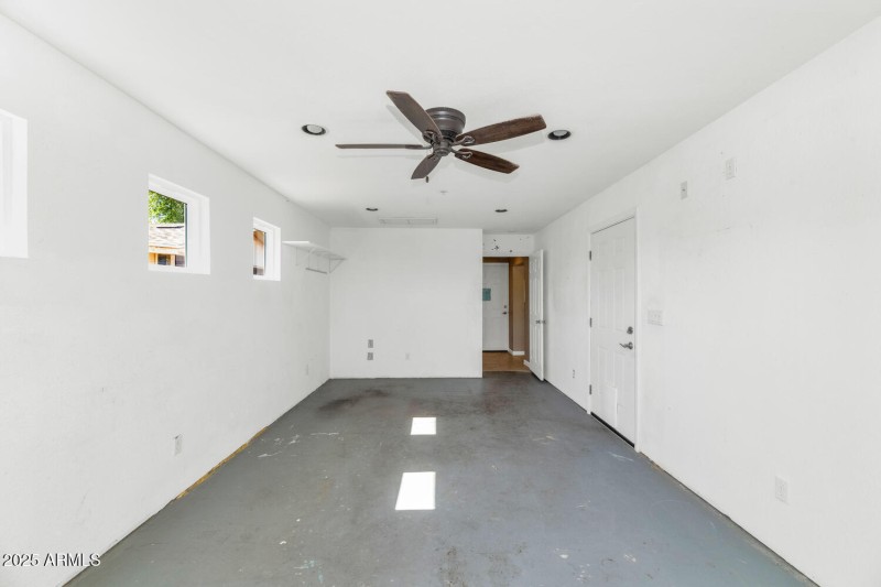 8140 E Mitchell Dr-large-023-025-8140 E