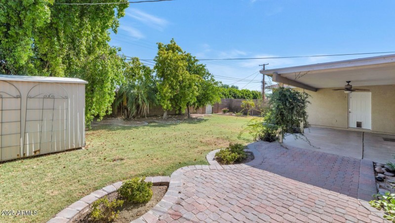 8140 E Mitchell Dr-large-027-019-8140 E