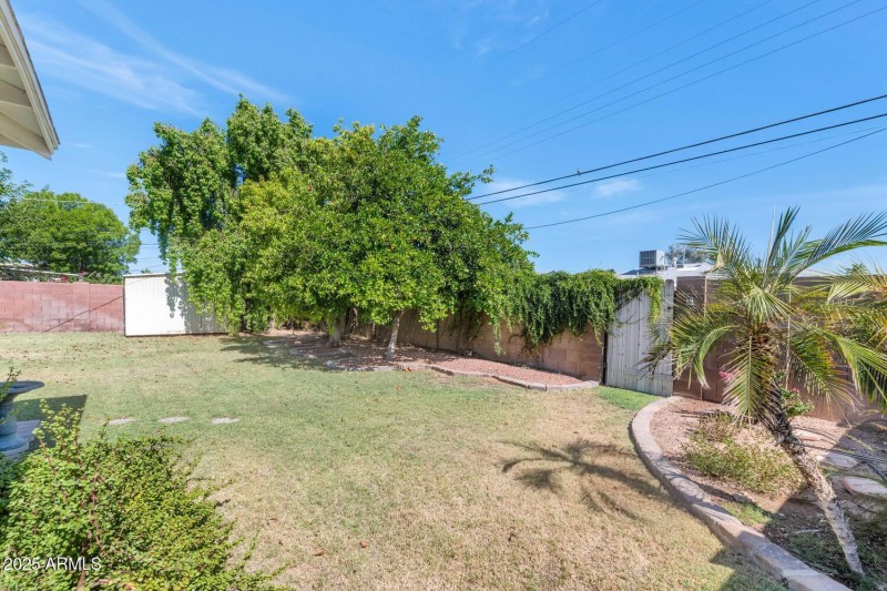 8140 E Mitchell Dr-large-030-031-8140 E
