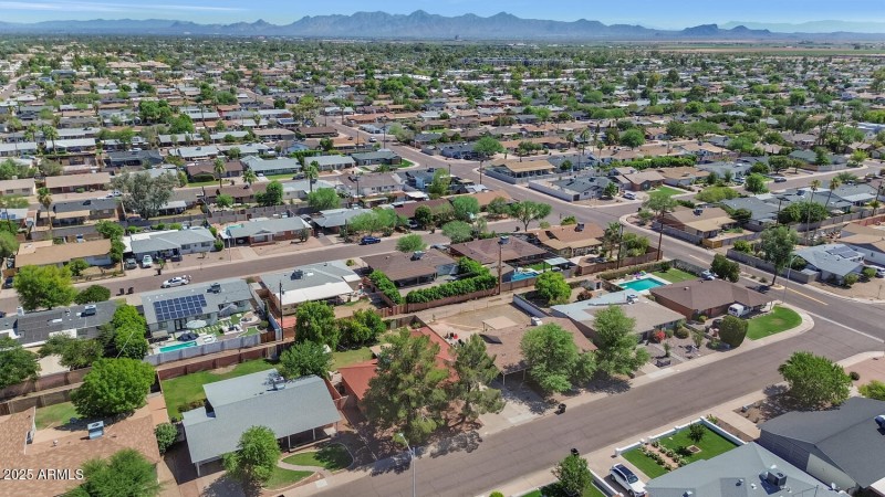 8140 E Mitchell Dr-large-031-004-8140 E