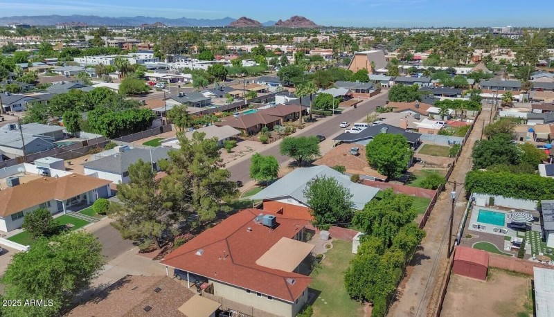 8140 E Mitchell Dr-large-028-010-8140 E