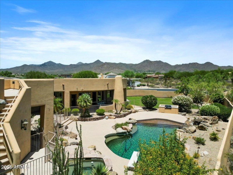 Beautiful Bachyard with Viewing Deck