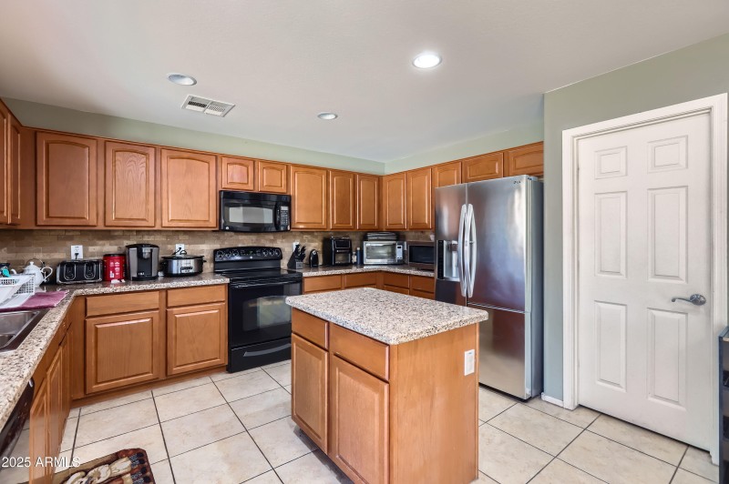18182 W Desert lane - MLS Sized - 008 -