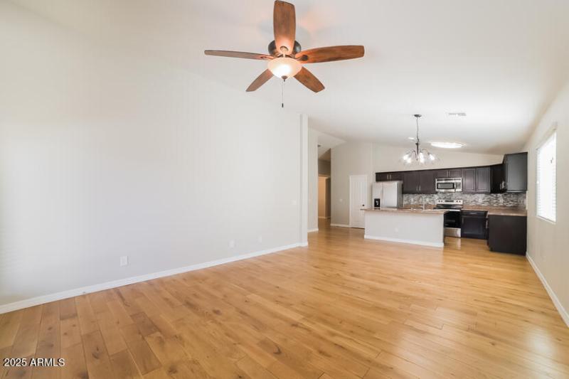 001-photo-living-room-11858572