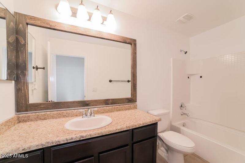 013-photo-bathroom-11858573