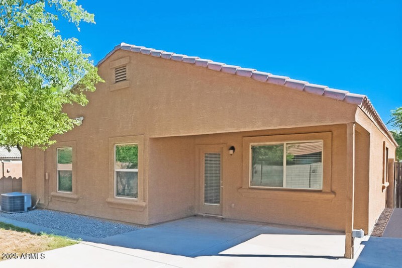 014-photo-rear-view-11858570