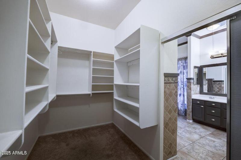 WALK-IN CLOSET