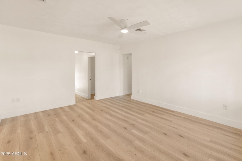 1407 E Mountain View Rd-13
