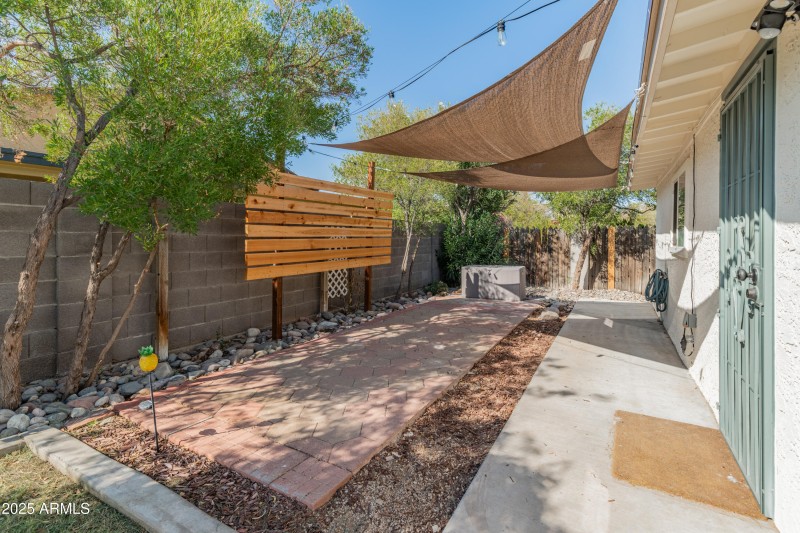 1407 E Mountain View Rd-26