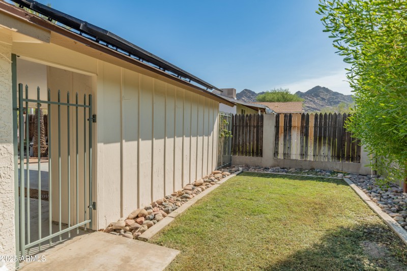 1407 E Mountain View Rd-35