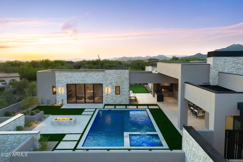 Pool house Twilight