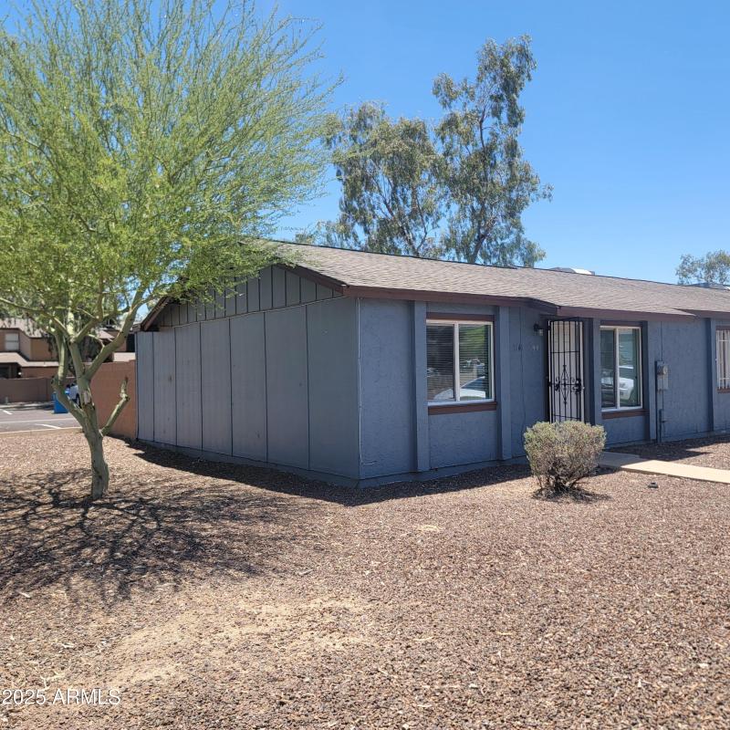 Desirable end unit townhome