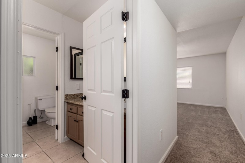 En-Suite Bath with Storage