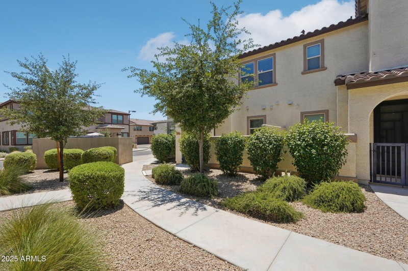 3-web-or-mls-W Encanto Blvd-2106-003