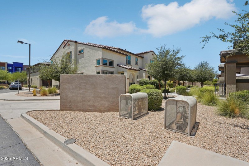 5-web-or-mls-W Encanto Blvd-2106-005