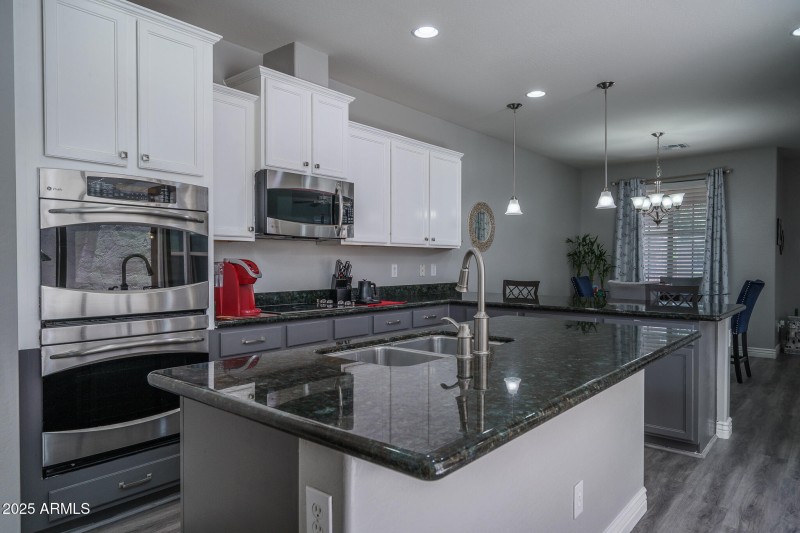 10) KITCHEN