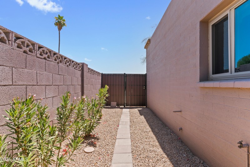 gate to front yard
