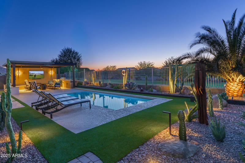 17018 W Saguaro Park Ln Twilight-4