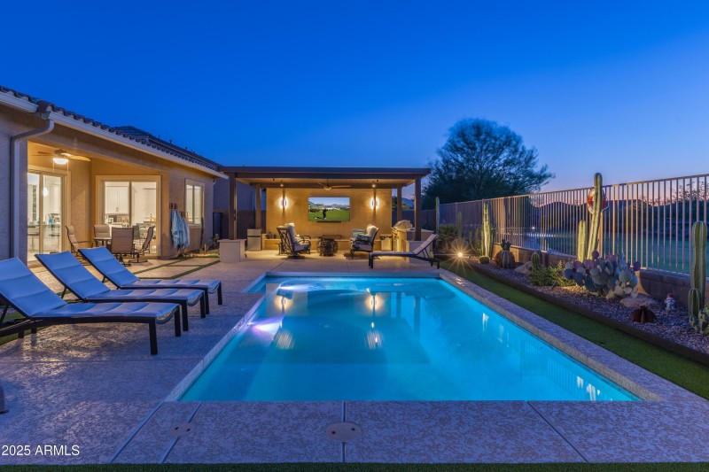 17018 W Saguaro Park Ln Twilight-6