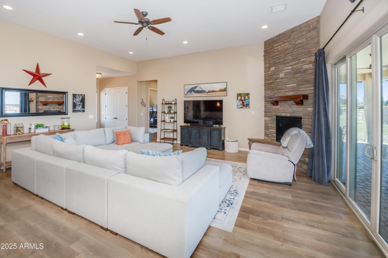 03 Living Room c