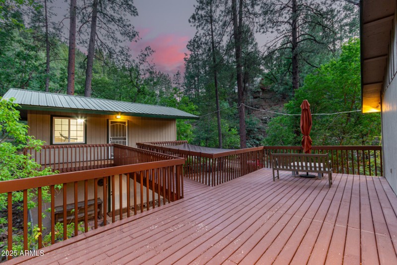 Expansive deck