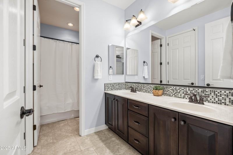 8j guest bathroom 3