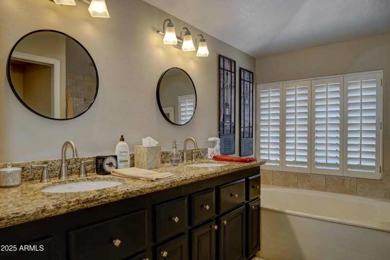 5431 E Piping Rock Rd-25