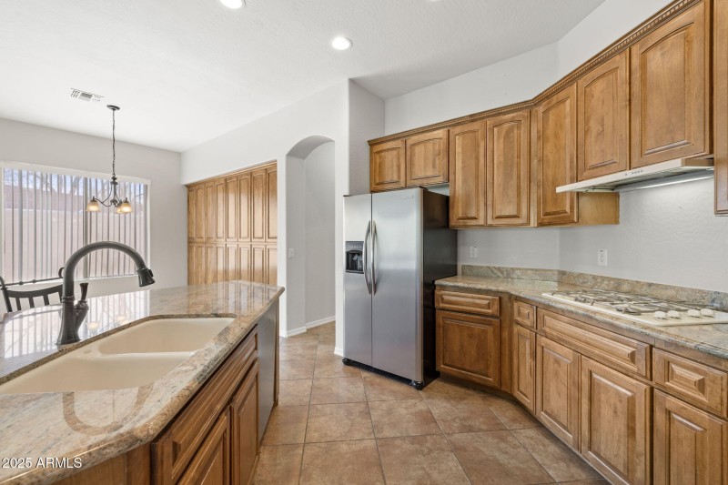 Kitchen w/island