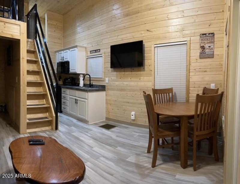 RR_10_Dining_table_TV_2025