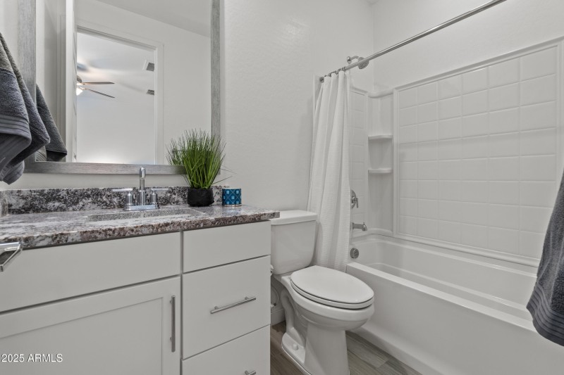 En-Suite Bath in BR 2 Poinsettia