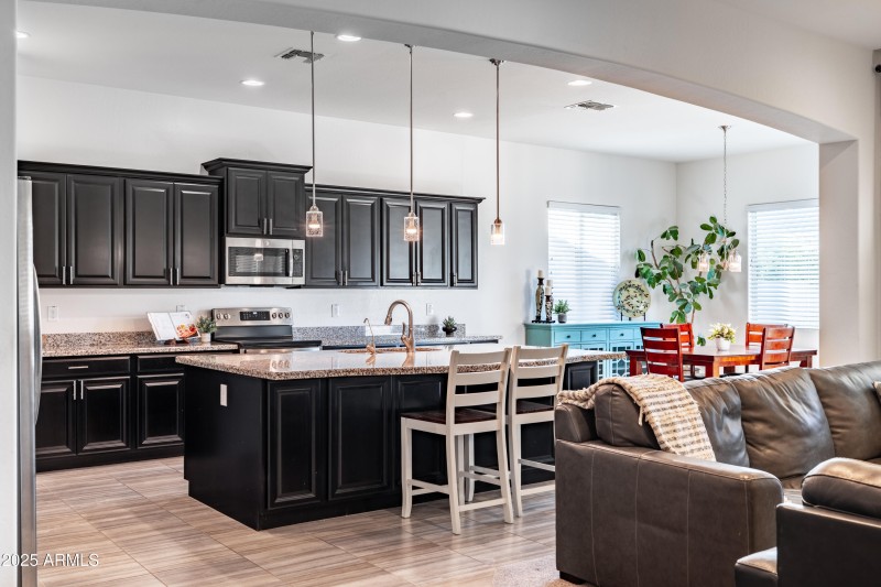 large island, kitchen for entertainin