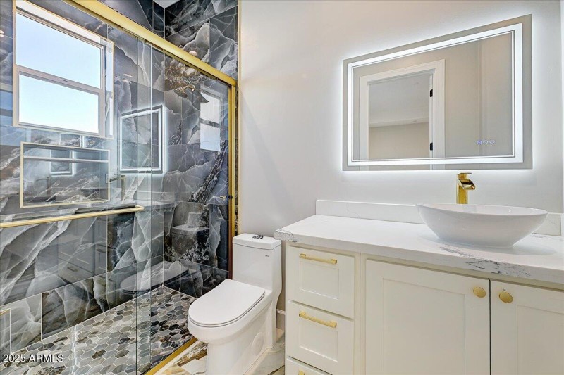 19-Second Suite Bathroom