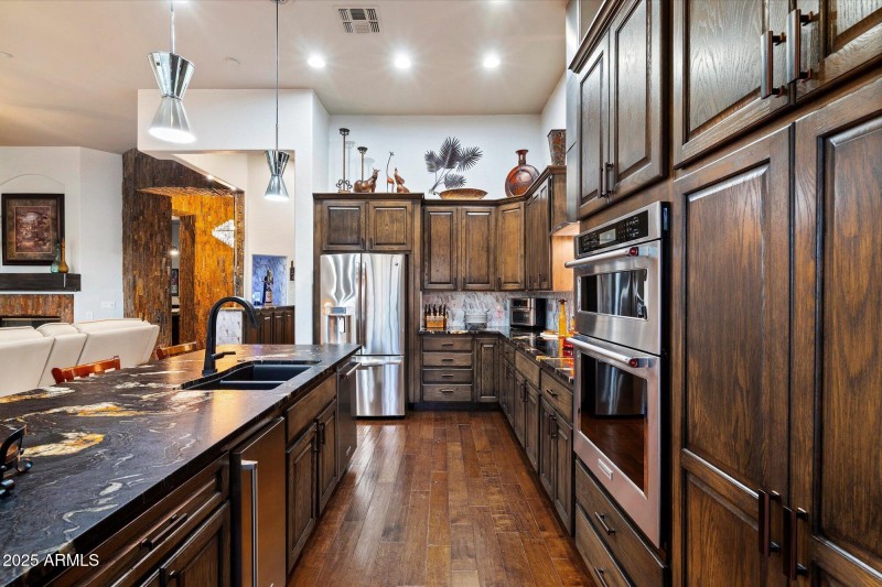 Kitchen w Island