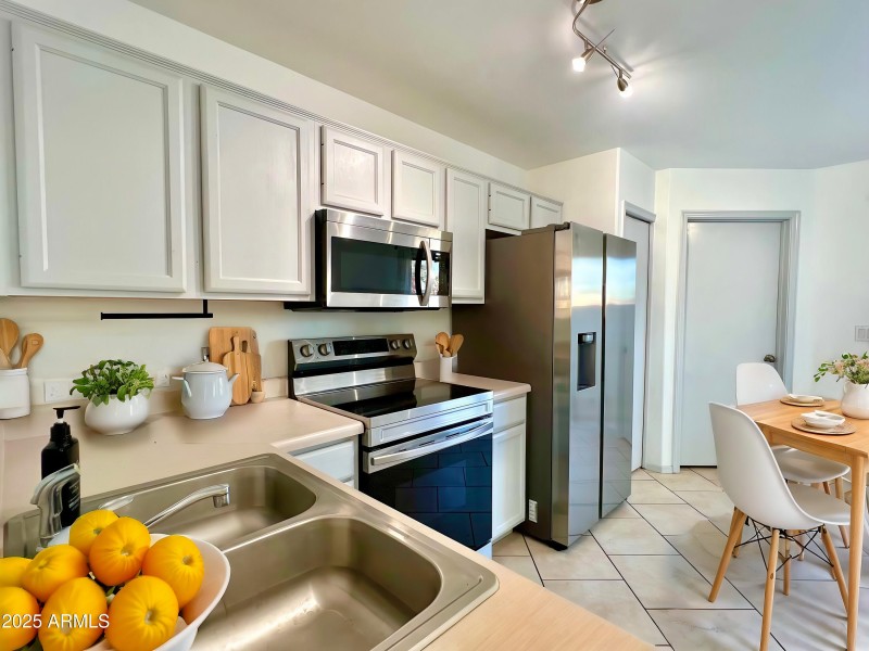 VIRTUALLY STAGED KITCHEN