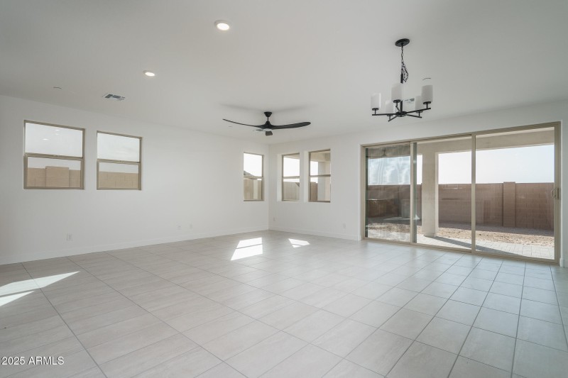 5) DINING & GREAT ROOM