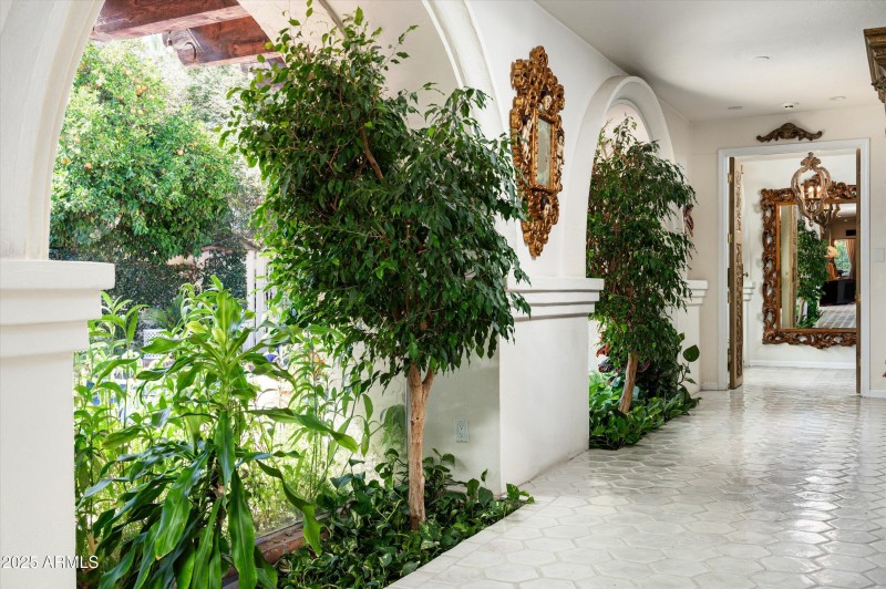 Galleria to primary suite