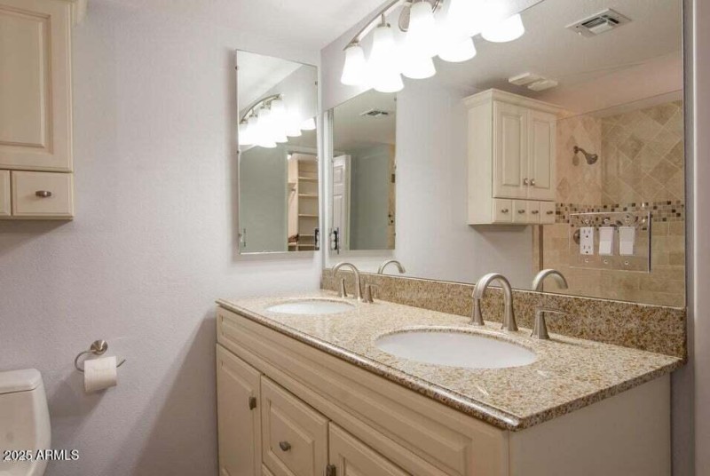 08MasterBath01