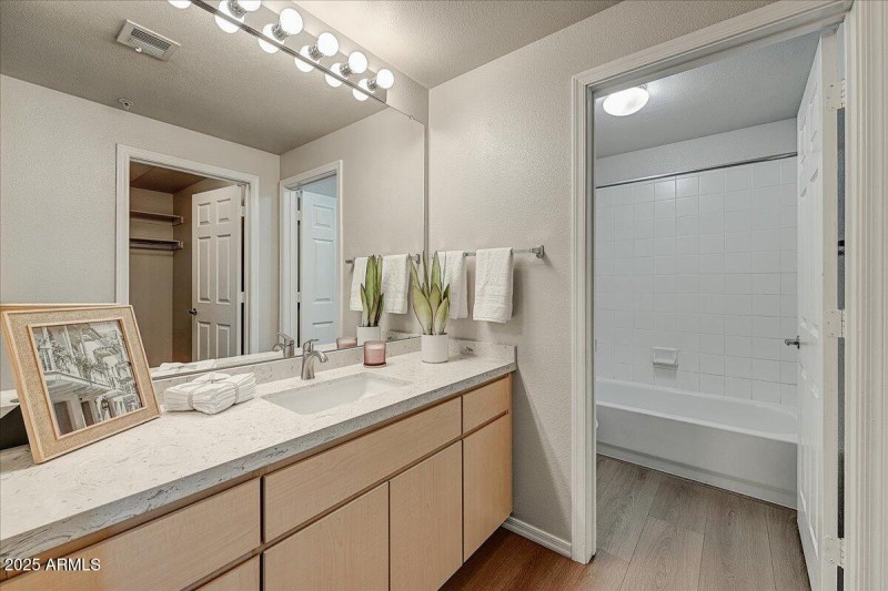 2nd Suite Bathroom with Tub/Shower