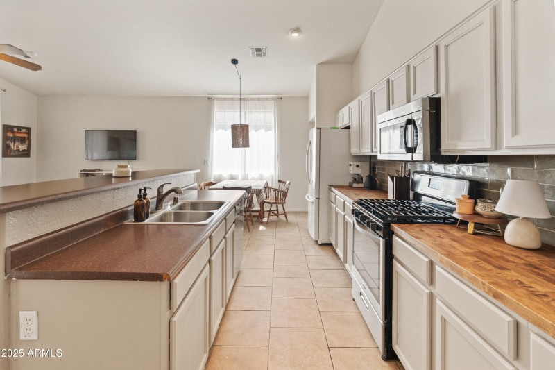 17056 W Bristol Ln-15