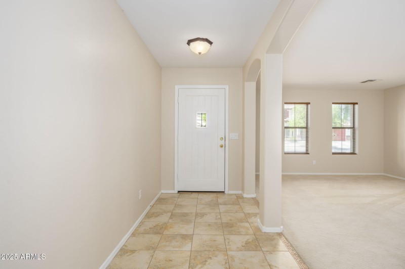 BRIGHT ENTRANCEWAY