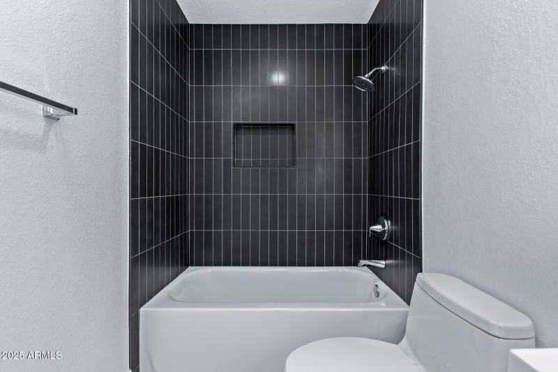 Tub/shower in guest bathroom