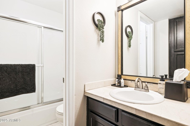 Br2 Full Bathroom
