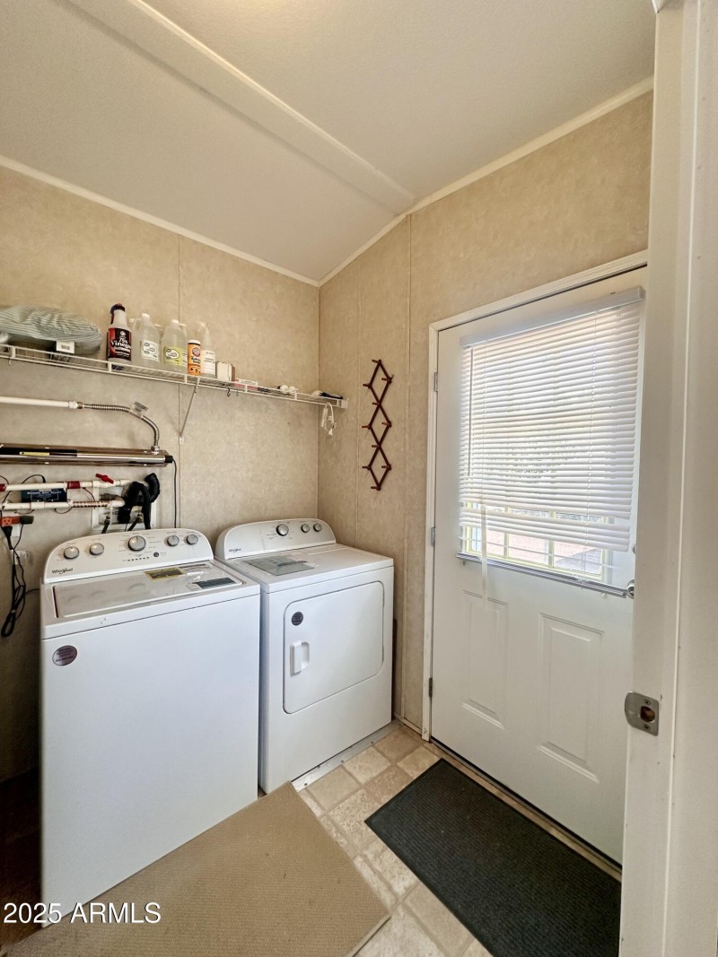 INSIDE LAUNDRY W/D INCLUDED