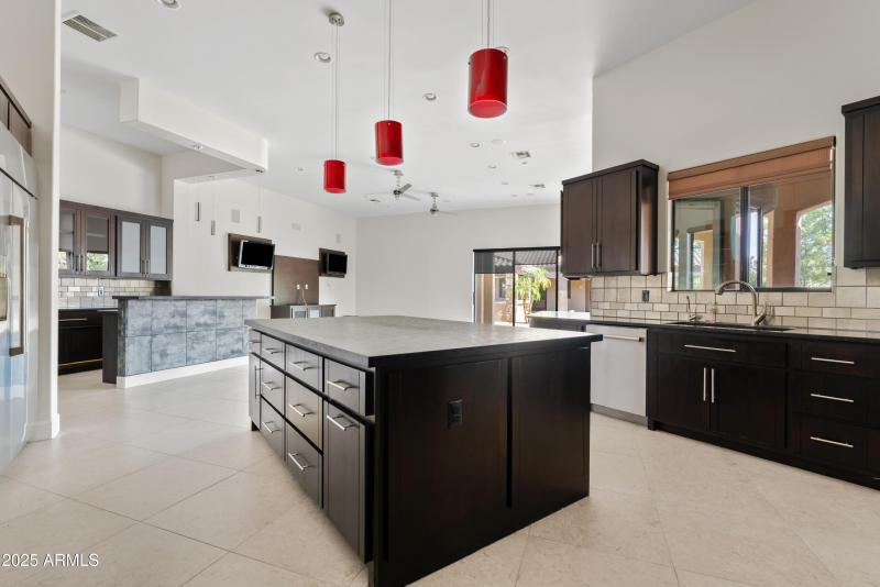 Kitchen w/large island