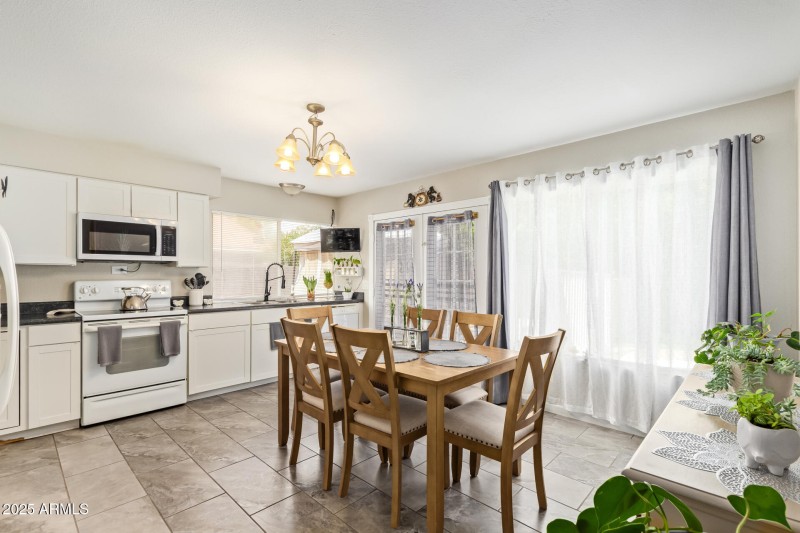 Kitchen/Dining 2