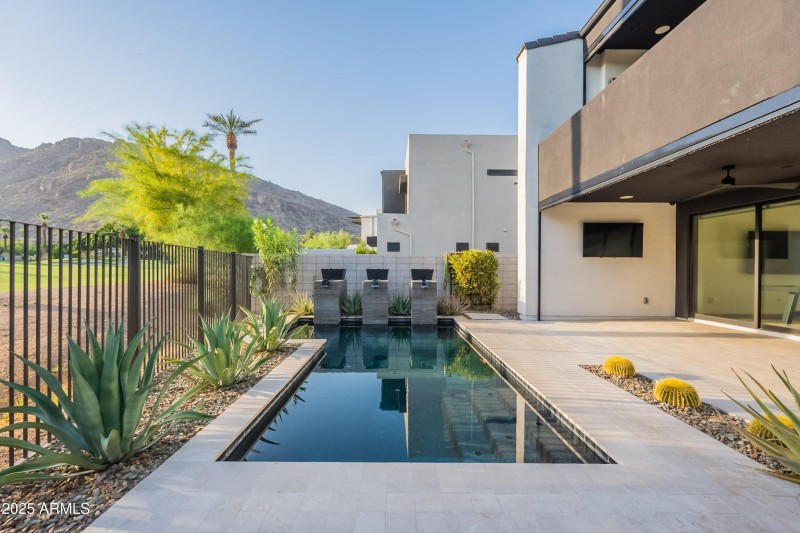032_Pool Views