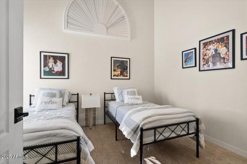 Bedroom 2 with Twin Beds