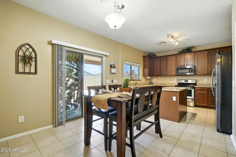 Eat-In Kitchen
